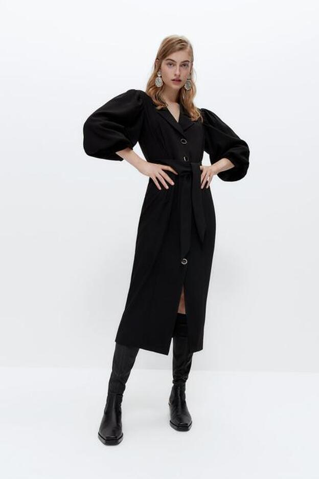 Fichado: este vestido negro de Uterqüe es el fondo de armario perfecto para cuando no sabes qué ponerte