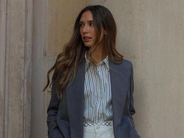 Blazer y un pantalón blanco que sienta de lujo, así es el look de Sfera rebajado con el que triunfarás seguro