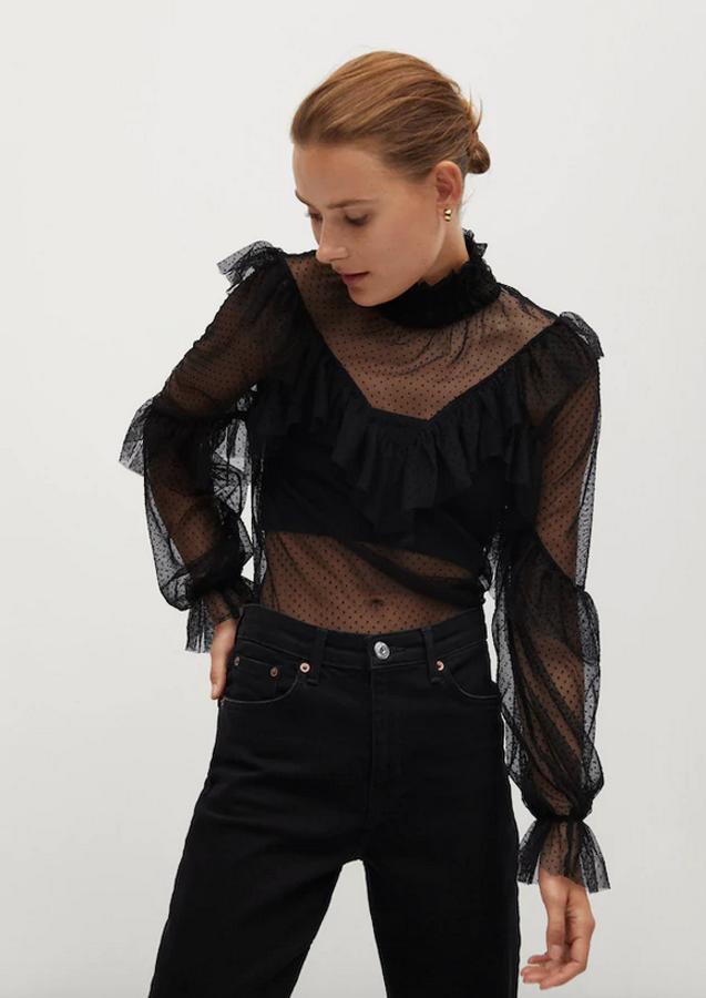 Negra y semitransparente: la blusa que no puede faltar este mes en tu armario es esta