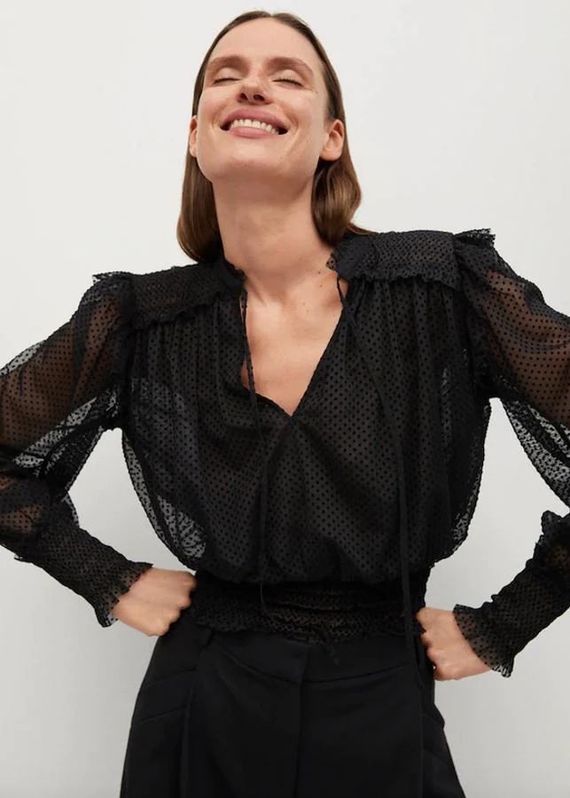 Museo Guggenheim radiador fuego Fotos: Negra y semitransparente: la blusa que no puede faltar este mes en  tu armario es esta | Mujer Hoy