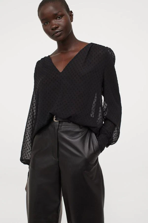 Negra y semitransparente: la blusa que no puede faltar este mes en tu armario es esta | Mujer Hoy