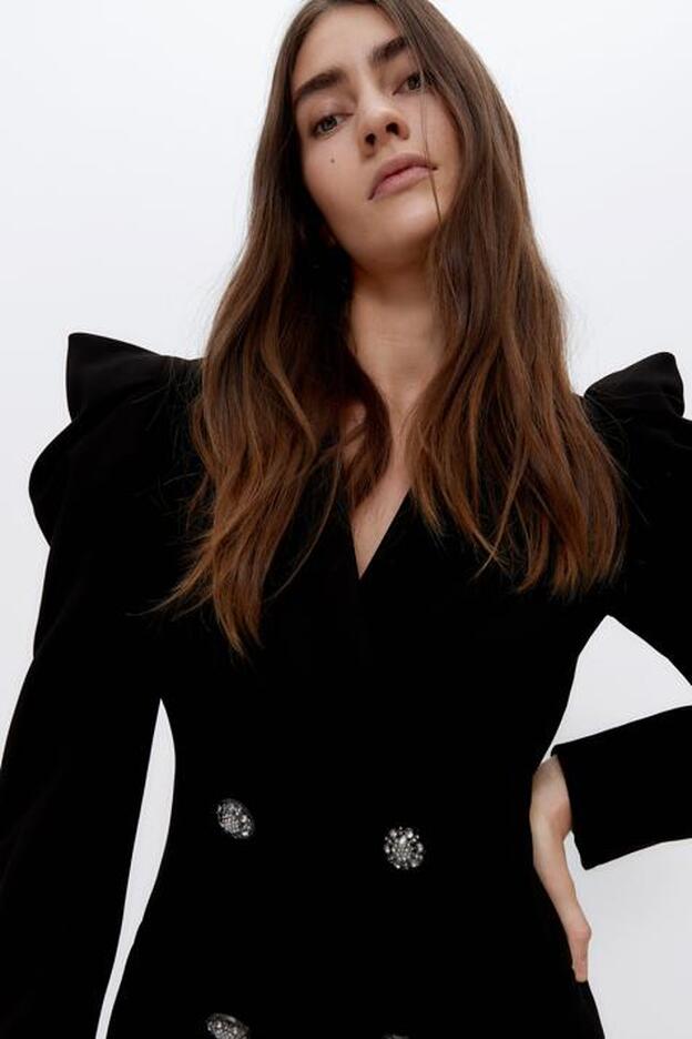 Uterqüe tiene la chaqueta vestido negra definitiva para ir elegante las 24 horas