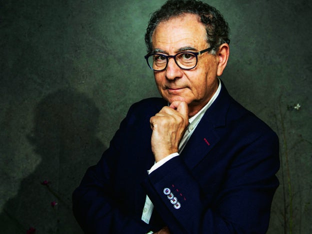 El diseñador Roberto Verino sobre estética y utilidad, "Podemos ser felices con menos cosas. El consumismo es muy peligroso"