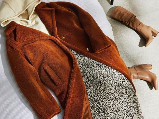 Falda plisada, botas de tacón cómodo, abrigo y sudadera: así es el look de Primark que nos ha enamorado