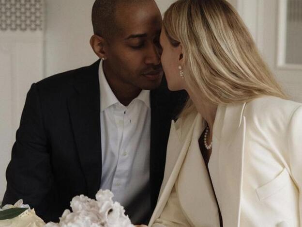 La novia del millón de seguidores que se casó con un abrigo y un traje de chaqueta