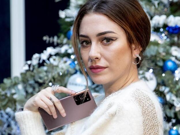 La chaqueta de punto de Blanca Suárez es todo lo que necesitas para un look navideño en casa