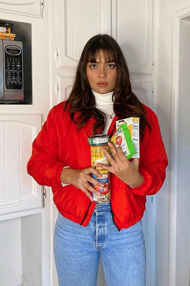 Amiga curvy, este es el plumífero que te va a convencer para abandonar todos los abrigos negros de tu armario