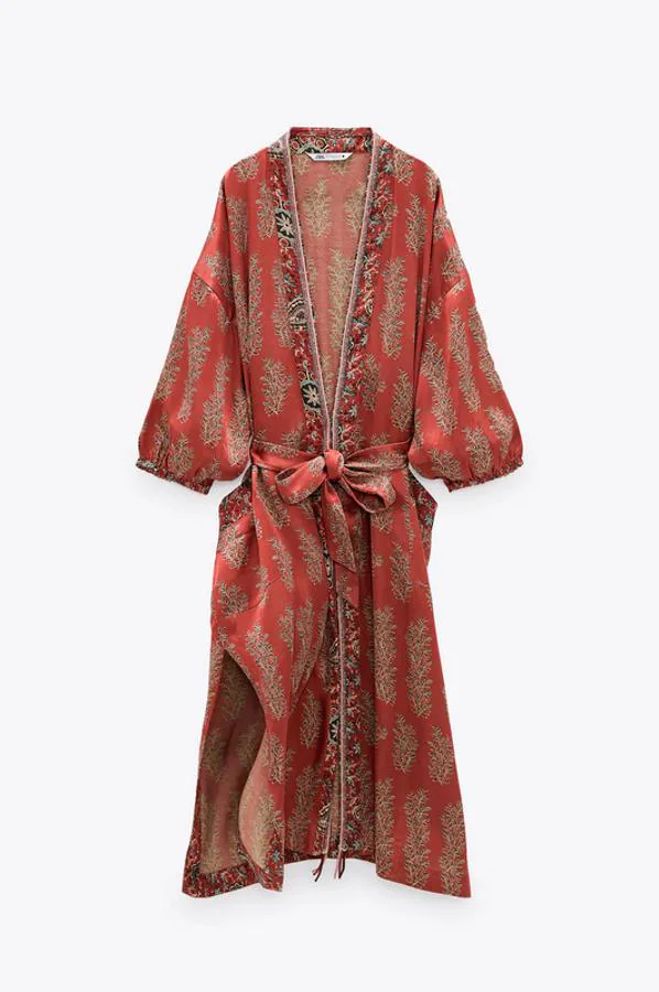 Los kimonos de Zara que quedan perfectos con vestidos y también con vaqueros