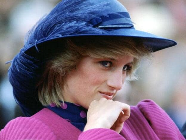 Pincha en la foto para descubrir todos los looks de Diana de Gales que siguen siendo tendencia en 2020./getty