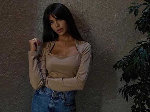 Violeta Mangriñán se ha hecho con los pantalones de Bershka más atrevidos del momento y los ha lucido así de bien