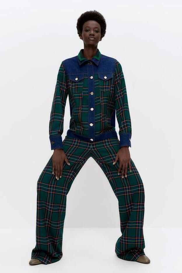 Nuestro nuevo capricho de moda es la cazadora vaquera de Uterqüe que apuesta por el estampado tendencia