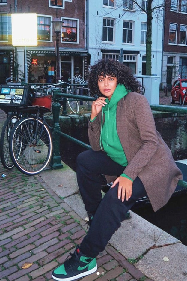 El mejor look talla grande de la semana: chándal con americana de cuadros (funciona increíble)