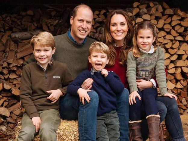 Las curiosas diferencias entre las felicitaciones de Navidad de nuestros Reyes y las de Guillermo de Inglaterra y Kate Middleton