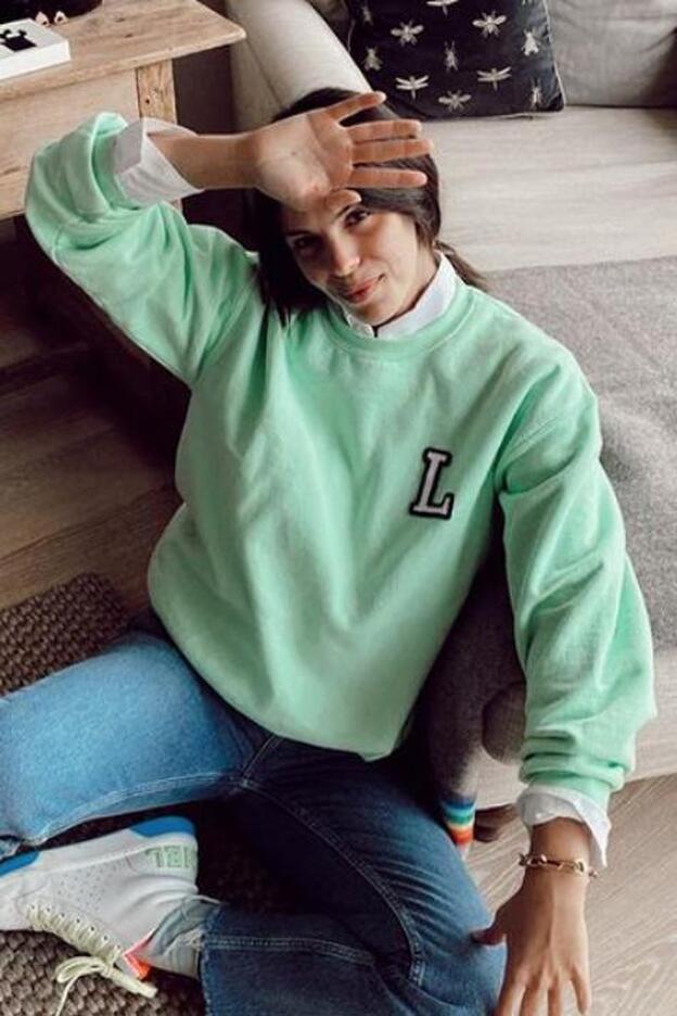 Haz tu look único con una sudadera personalizada como las que llevan Laura Matamoros y María Pombo