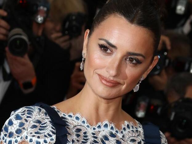 Penélope Cruz deslumbra con el corte y el color de pelo que quita años: un rubio caramelo con el flequillo cortina más favorecedor de la temporada
