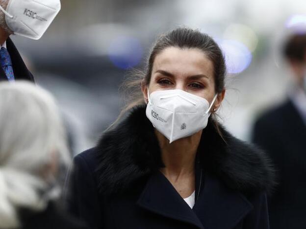 El abrigo casi idéntico que une a doña Letizia y Tamara Falcó (y el curioso cambio de mascarilla de la Reina)