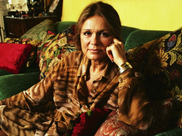 Steinem, posando en su apartamento de Nueva York en 1990./getty