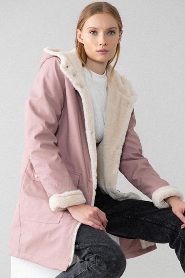 Fichado: Lefties tiene el chubasquero rosa más bonito y calentito de la temporada (por menos de 30 euros)