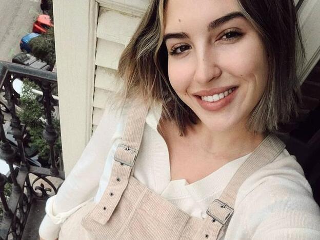 Alba Díaz tiene los pantalones negros efecto piel que mejor sientan y demuestra que son un imprescindible de la temporada