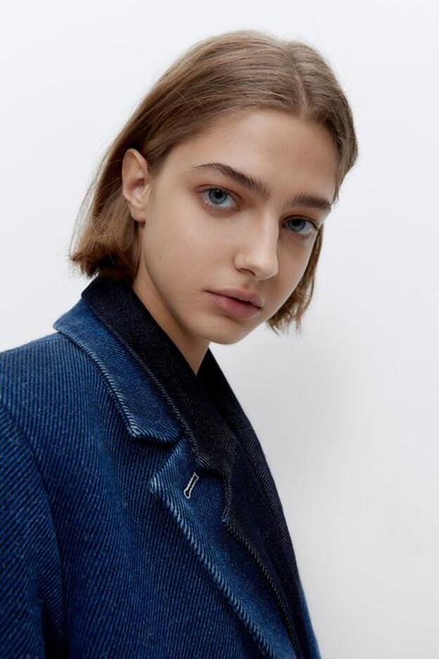 Largo, recto y de tela vaquera. El abrigo más sorprendente de la temporada tiene el toque definitivo para que tus looks casuales resulten también elegantes