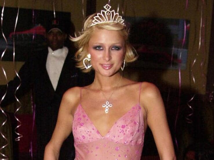 15 looks con los que Paris Hilton hizo época en los años 2000 (y que hoy todavía nos inspiran)