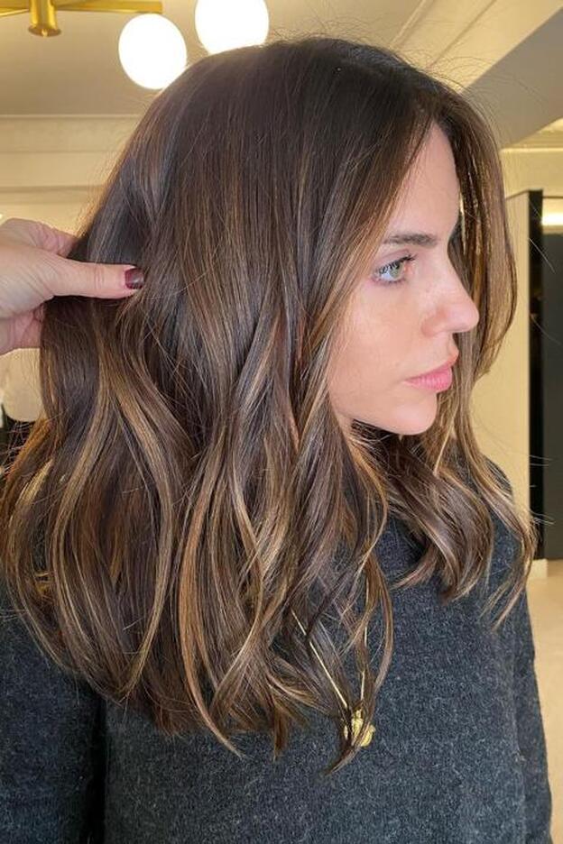 Si tienes el pelo castaño y buscas darle luz, estas mechas naturales e iluminadoras te interesan
