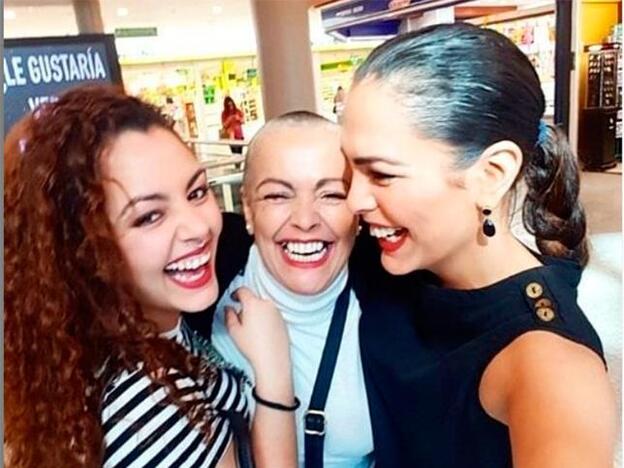 Amor Romeira, rota de dolor por la muerte de su madre, le rinde este bonito homenaje