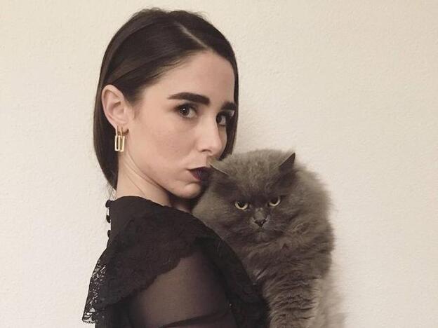 Candela Serrat posa con Shayk, su gato persa, en brazos. Pincha sobre la foto para ver las famosas que, como ella, han sido madres este 2020./dr.