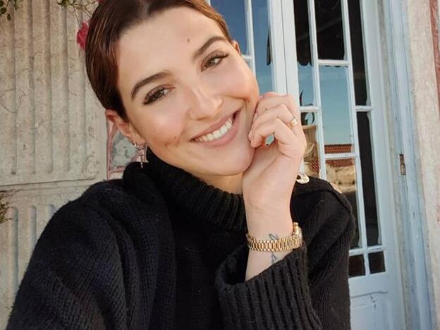 El abrigo negro básico y más práctico de Alba Díaz lo podemos conseguir en los Special Prices de Zara y será nuestra mejor compra del 2020