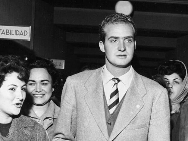 Mientras todo el mundo habla del discurso del rey, hemos echado la vista atrás para recordar la difícil, trágica y solitaria infancia (y adolescencia) de Don Juan Carlos