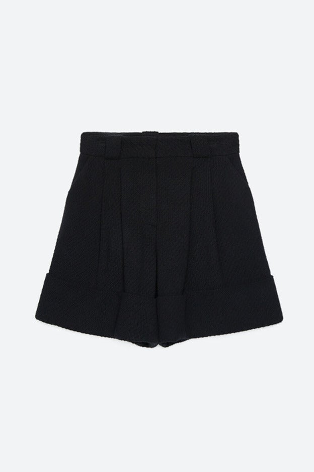 Bermudas con pinzas y vuelta en el bajo de Uterqüe.