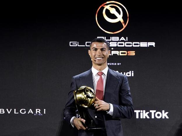 La foto del beso de Georgina Rodríguez y Cristiano Ronaldo tras la coronación del portugués como el mejor futbolista del siglo