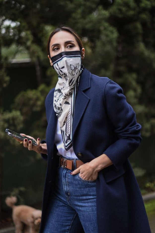Tamara Falcó lleva el pañuelo mascarilla inspirado en Olivia Palermo que le vas a pedir a los Reyes Magos sí o sí