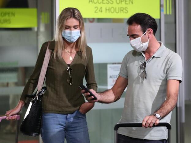 Enrique Ponce y Ana Soria despedirán juntos el año en el que han dado rienda suelta a su amor. Pincha sobre la foto para ver las parejas que rompieron este 2020, como él y Paloma Cuevas./gtres.