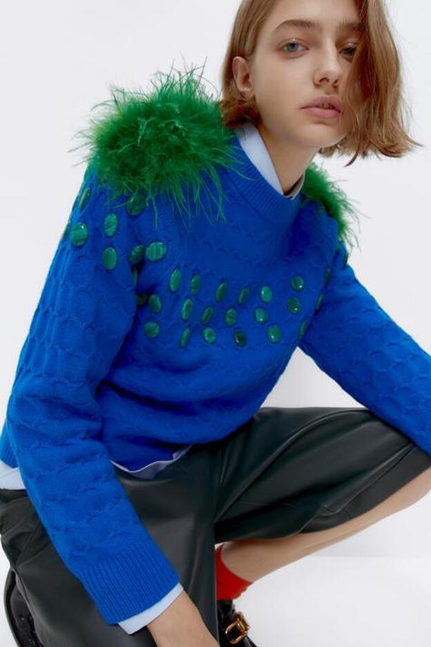 Uterqüe tiene el jersey más original, bonito y combinable de la temporada (con plumas y pedrería)