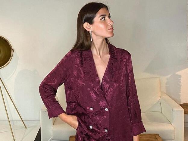 El traje de Lefties que se agota una y otra vez y que ya han llevado las influencers como look de invitada perfecto