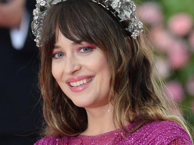 El flequillo cortina estilo años 70 será el cambio de look favorito del 2021 porque favorece y quita años