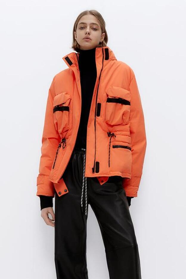 Naranja, con relleno de plumas y con mucho estilazo: la nueva parka de Uterqüe quiere ser tu primer capricho del año