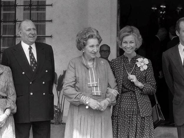Doña Sofía y su madre en Estoril. Pincha en la foto para descubrir cuáles son los momentos más icónicos de la vida de la reina Sofía./gtres