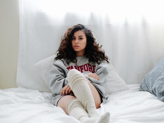 Ya está aquí la nieve y los pies fríos en la cama… ¿Es bueno dormir con calcetines? ¿Llevar calcetines en la cama nos hace dormir mejor o peor?