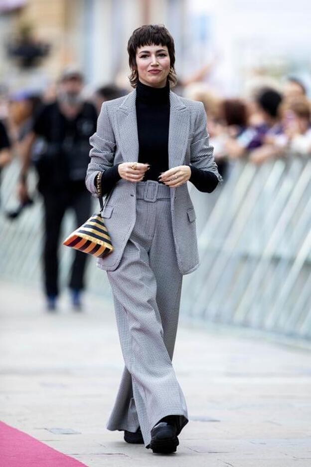 Úrsula Corberó tiene el plumas negro de Benetton más original y calentito para hacer frente a la ola de frío