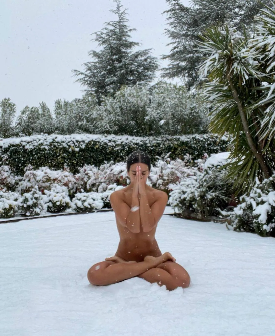 Fotos: Instagram se llena de fotos de famosos desnudos en la nieve  (imitando a Cristina Pedroche) para celebrar el caos de Filomena | Mujer Hoy