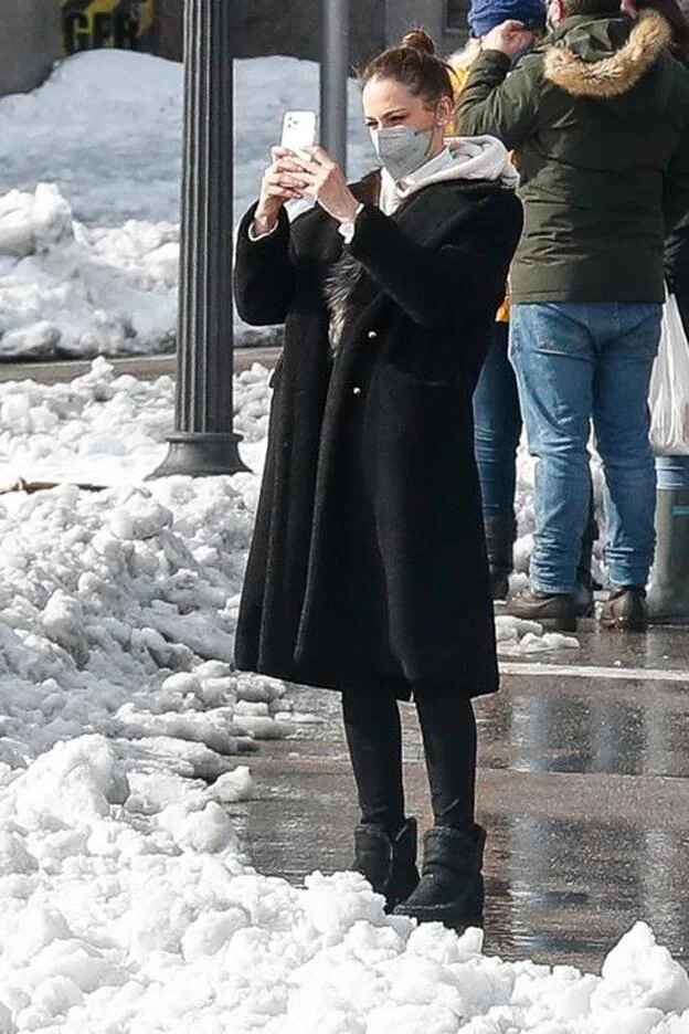 El look de Eva González para pasear por las calles nevadas de Madrid.