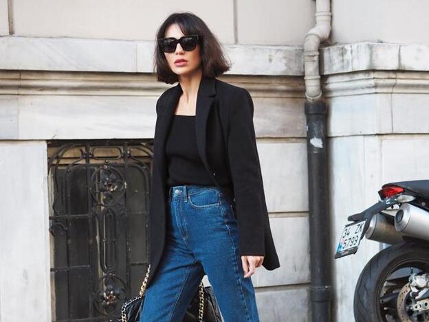 Looks con blazer negra y pantalones vaqueros que demuestran que es la fórmula perfecta para arrasar