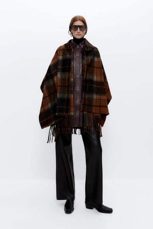 Capa, bufanda o las dos cosas, la propuesta de Uterqüe y Zara para tus looks más invernales