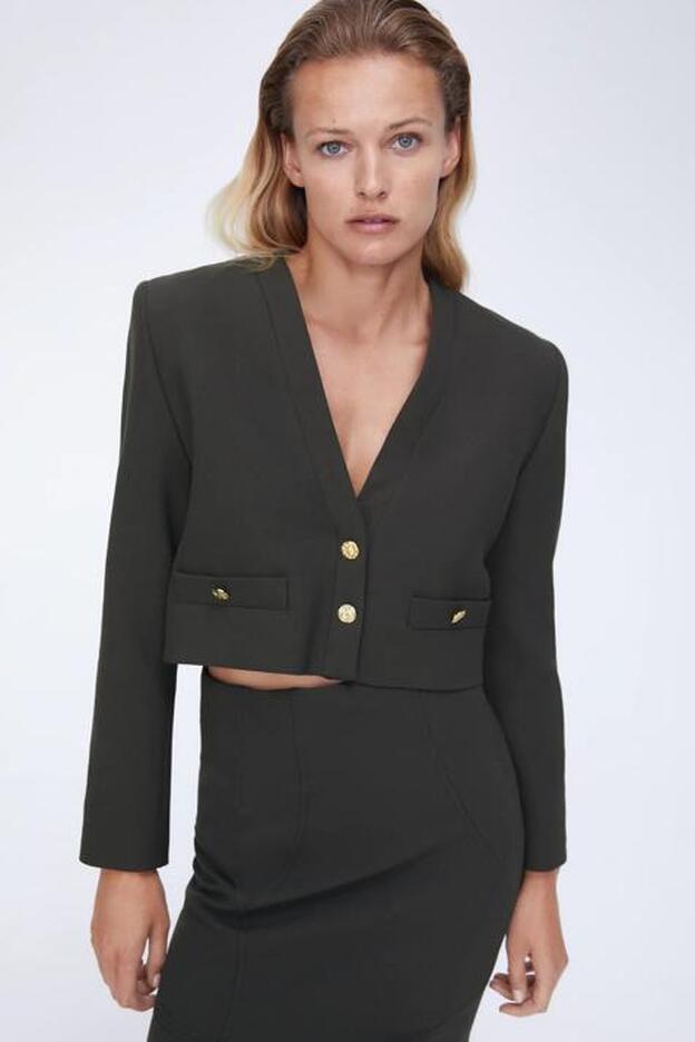 Necesitamos esta blazer cropped baratísima de Zara que hace tipazo y que combinaremos con todo esta primavera ¡Palabra de Tamara Falcó!