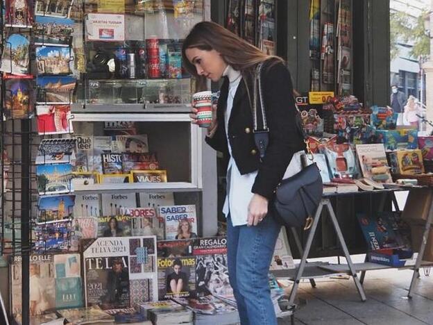 Tenemos otra manera de combinar los famosos manguitos de Zara y es un look perfecto y arrasador para el día a día