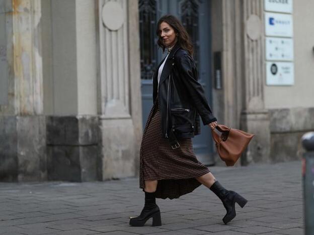 Estas faldas midi estampadas de las rebajas de Lefties sientan genial con cualquier jersey de punto y además cuestan menos de 4 euros