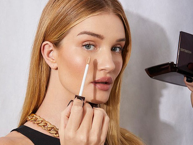 El error que probablemente cometes al aplicarte el corrector de ojeras que acentúa las arrugas de tus ojos