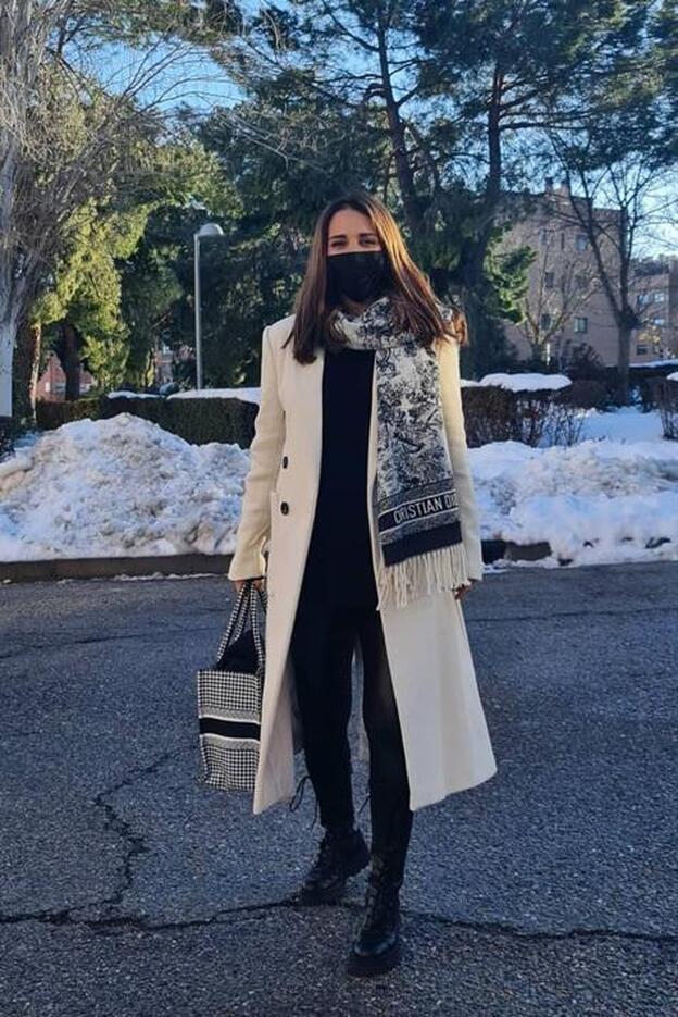 Adelgaza, favorece y está muy rebajado: así es el último abrigo que le hemos fichado a Paula Echevarría